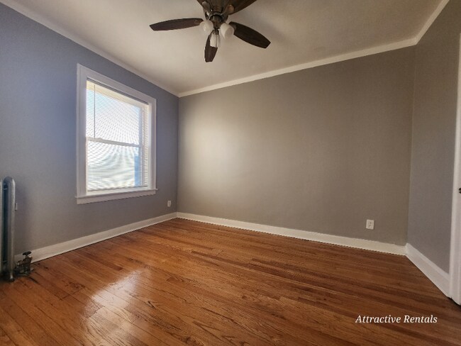 Building Photo - 652 E 81st St