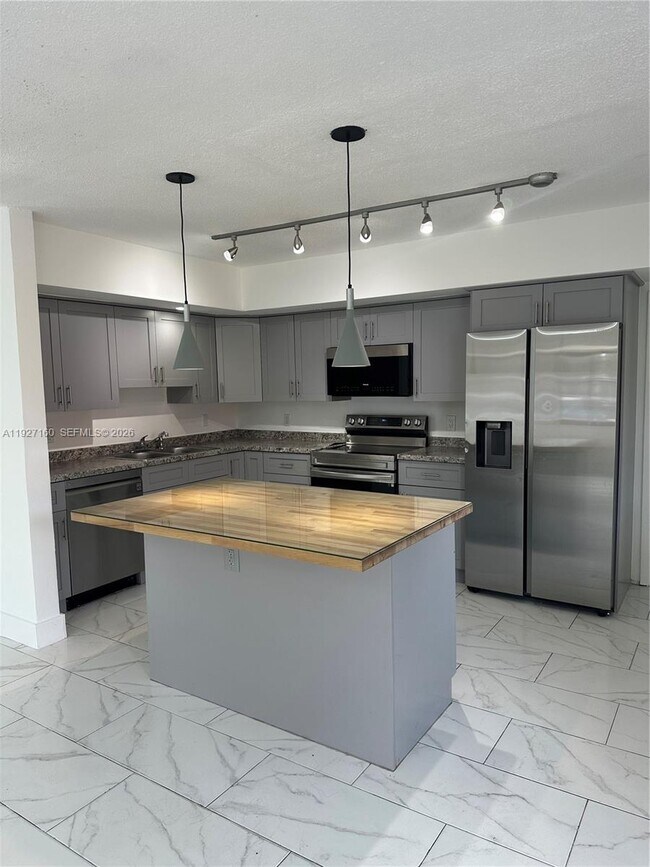 Building Photo - 220 SW 8th Ave