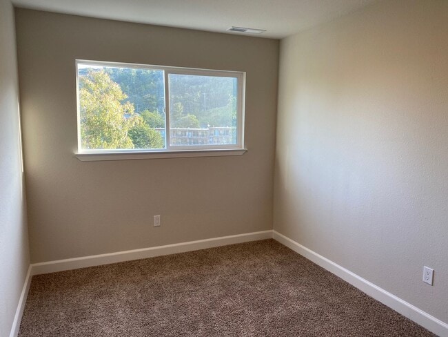 Building Photo - Lewis Ln-409