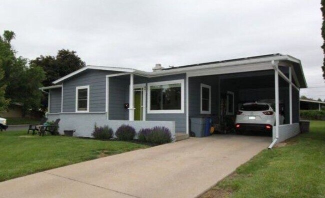 Building Photo - Updated 3 Bed Home with Vaulted Ceilings, Solar Panels & Large Corner Lot!