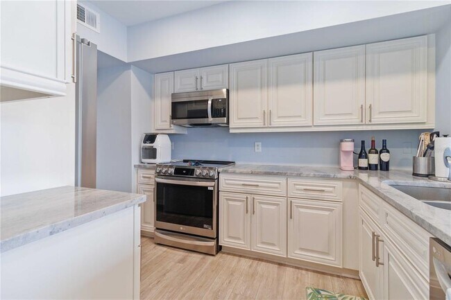 Building Photo - 1005 Villagio Cir