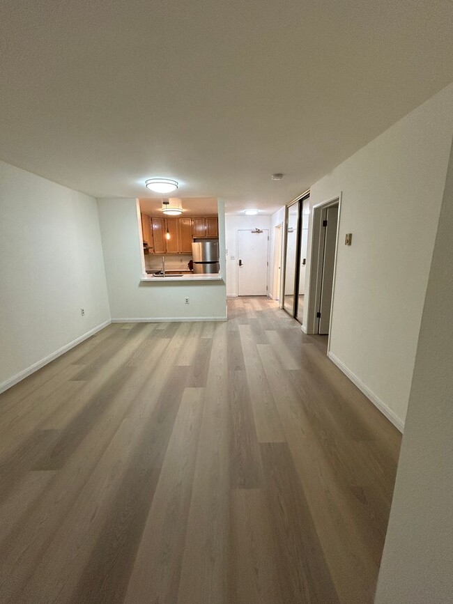 Building Photo - Beautiful 1BRs+1BA Condo with al parking s...