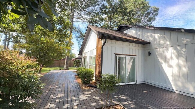 Building Photo - 300 Wedge Ct