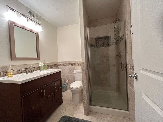 Building Photo - Breathe Taking Views with this 4 bed 3.5 bath home!