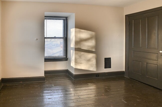 Building Photo - Large 5 Bedroom on Peffer