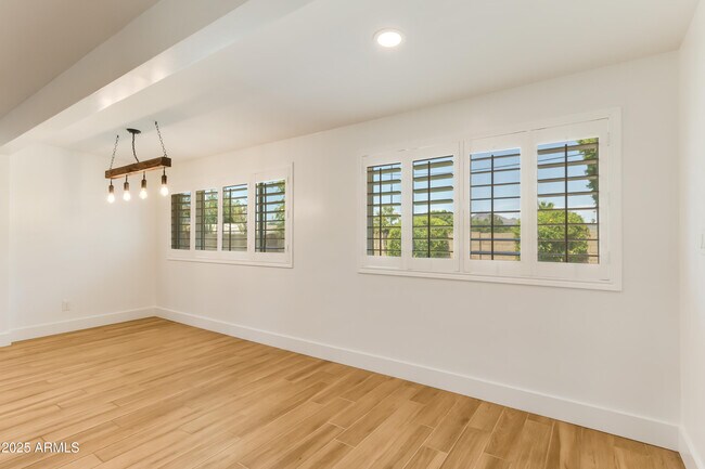 Building Photo - 1028 E Manzanita Dr