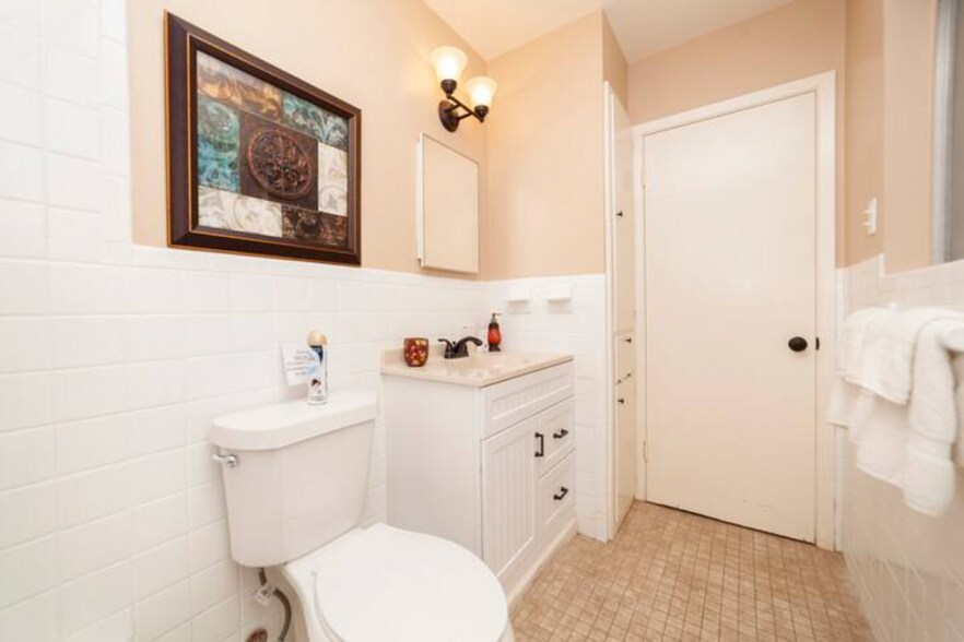 Full sized hall bathroom - 303 Babcock Rd