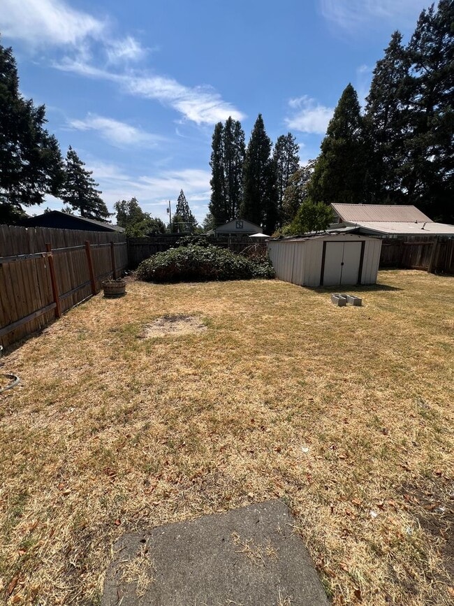 Building Photo - 511-513 SE L St