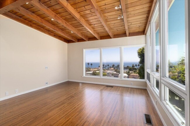 Building Photo - Ocean views from every room!