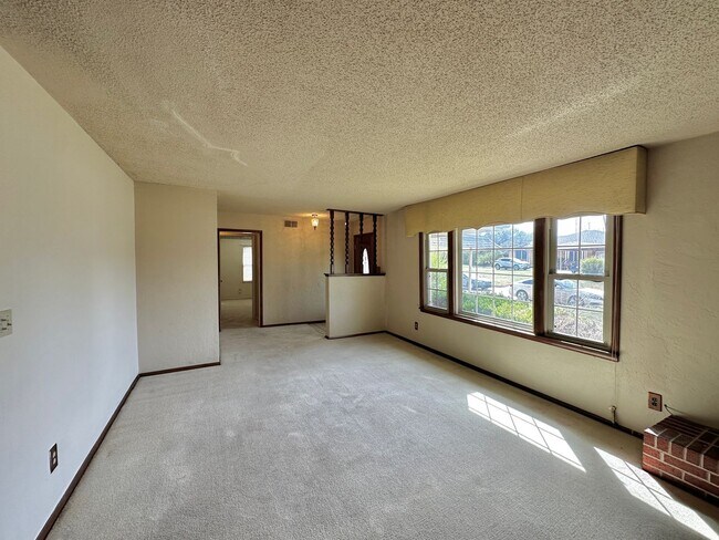 Building Photo - 3 Bedroom