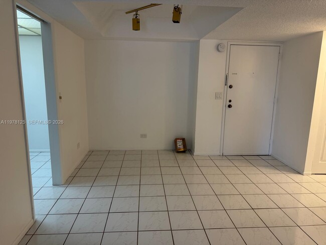 Building Photo - 3720 Inverrary Dr