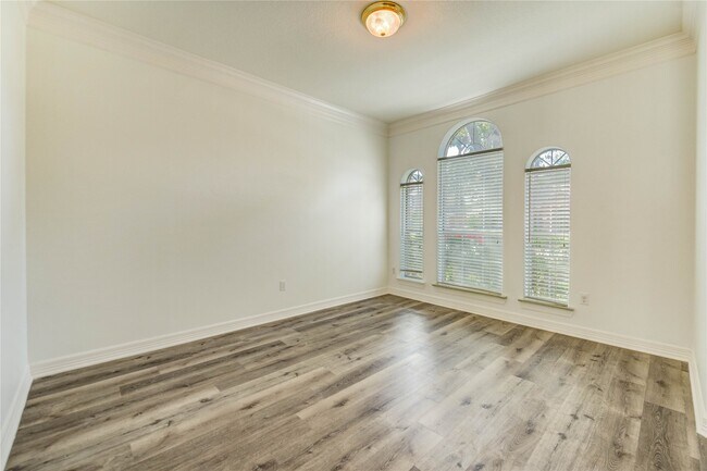 Building Photo - 8803 Memorial Creek Dr