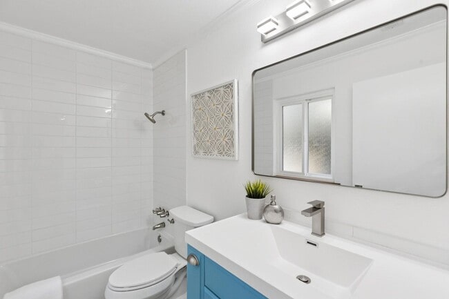 Building Photo - 2 Bedroom, 2 bathroom condo available with spectacular views of Richardson Bay!