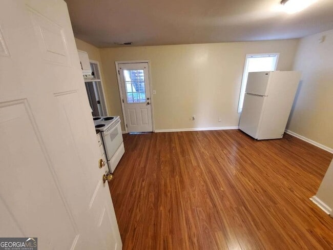 Building Photo - 5450 Twin Lakes Dr