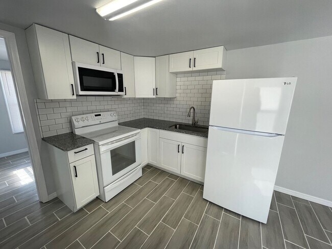 Building Photo - Fully Renovated 2Bed/1Bath Mobile Home for Rent! Bradenton, FL