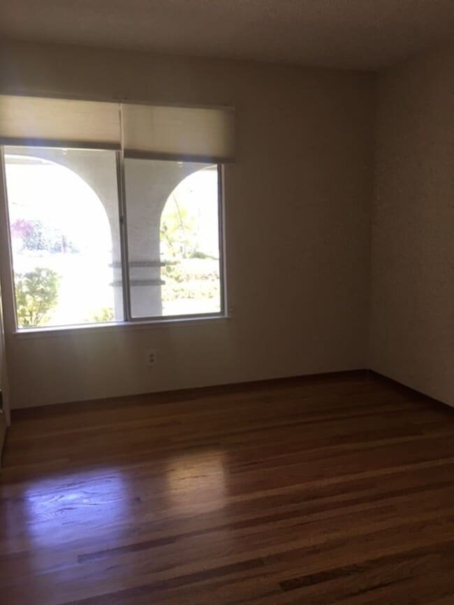 Building Photo - Single Family Home 3 Bedroom 2 Bath Corner...