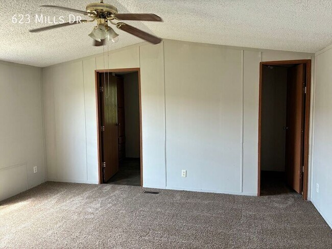 Building Photo - 623 N Mills Dr