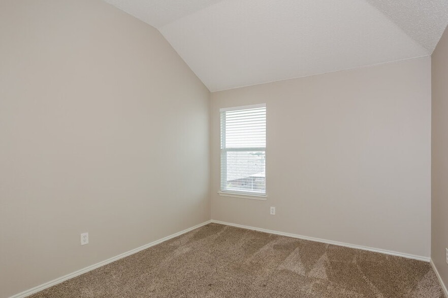 Building Photo - 2504 Frontier Dr