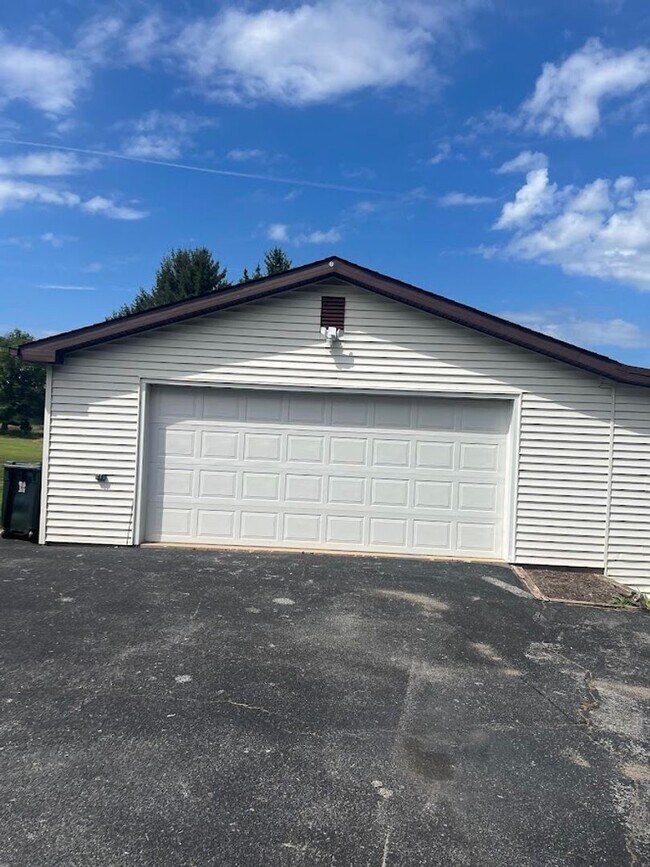 Building Photo - 3 Bedroom Home on 3 Acres