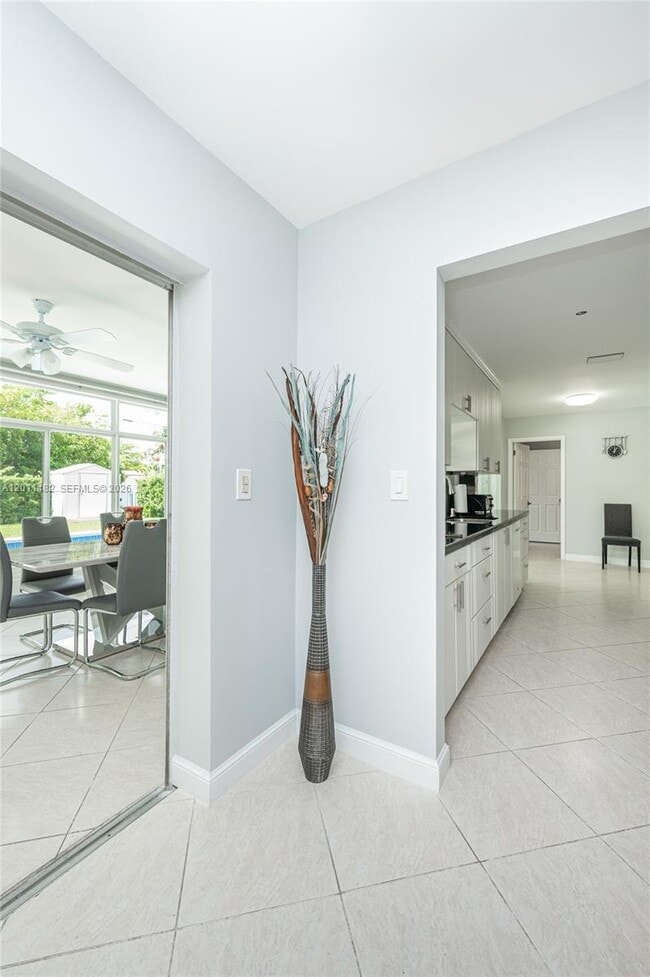 Building Photo - 810 S Rainbow Dr