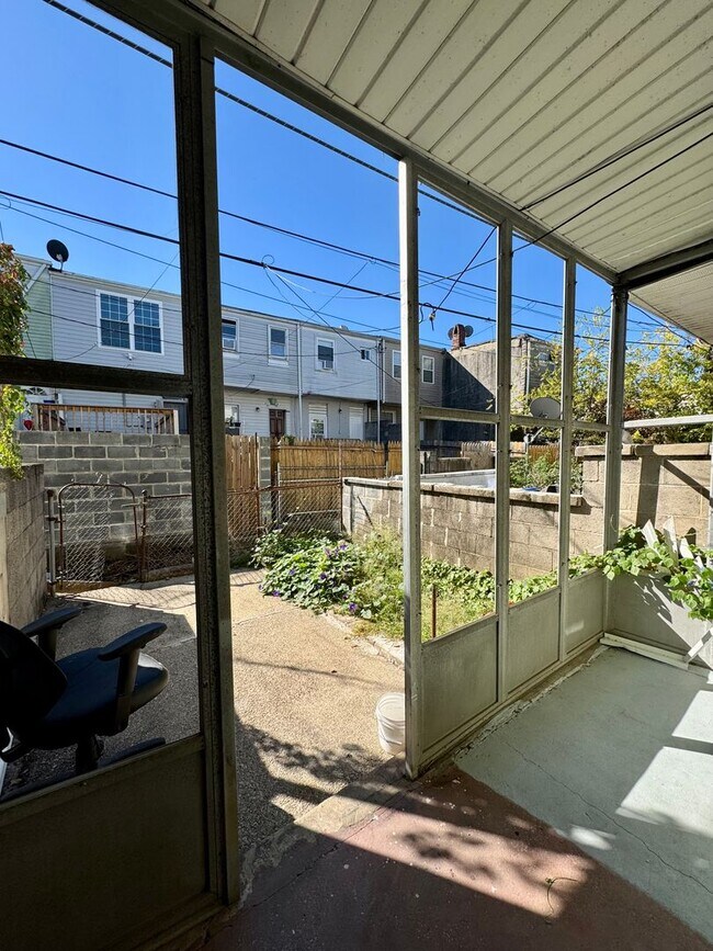 Building Photo - Charming 2 Bedroom/1 Bathroom Townhome in Ellwood Park–Monument neighborhood!