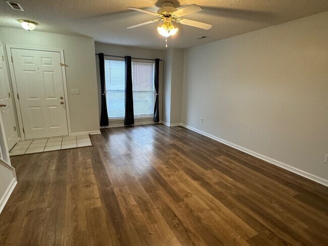 Building Photo - Spacious Home with Three Private Suites