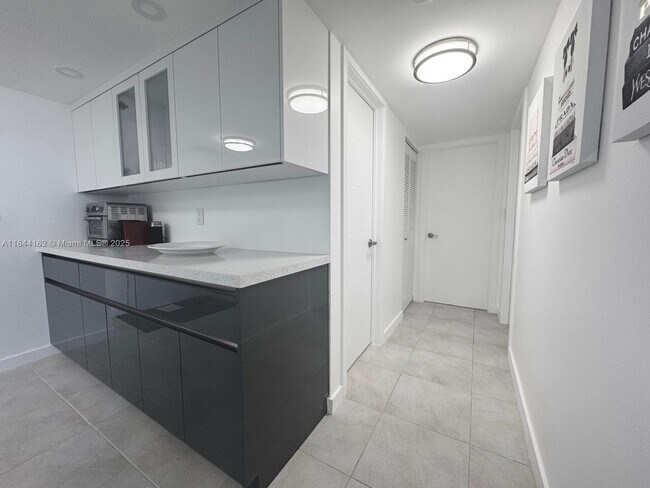 Building Photo - 3800 S Ocean Dr