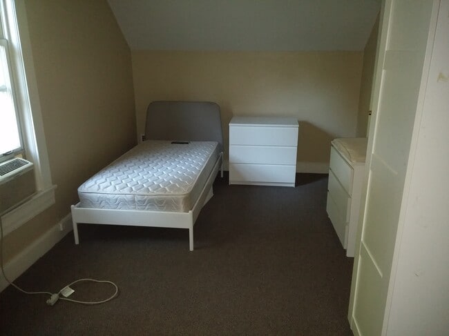 Building Photo - 176 Thompson Ave