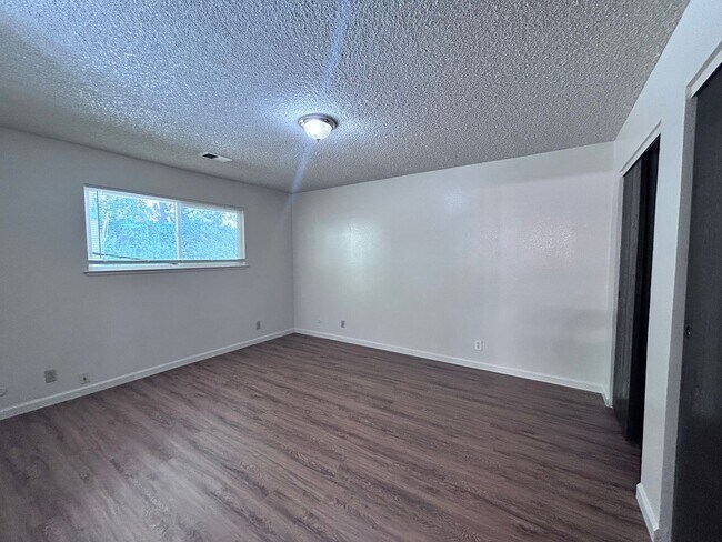 Building Photo - 955-957 Woodshire Way