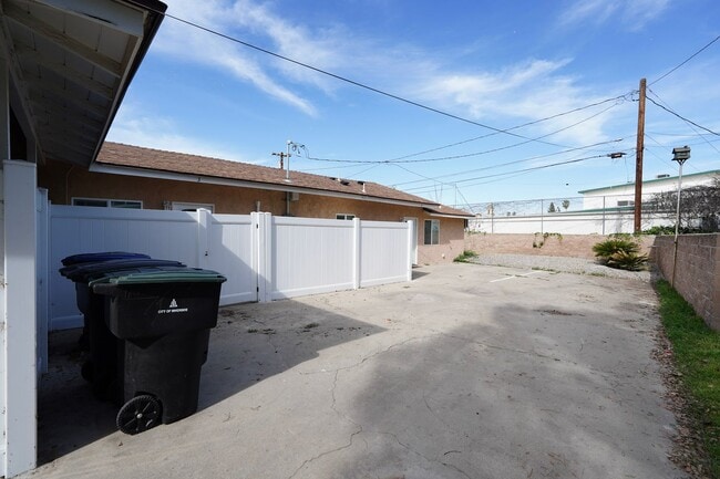 Building Photo - 3627 Harding St