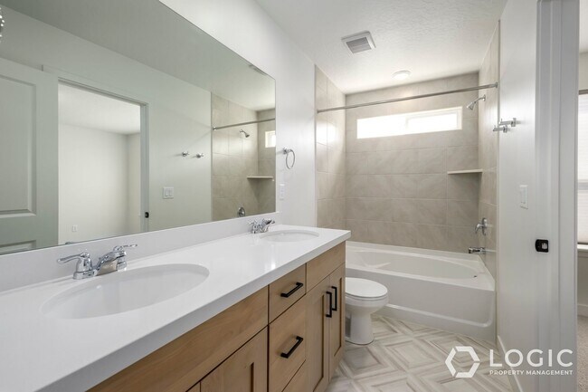 Building Photo - Beautiful Townhome in Herriman UT