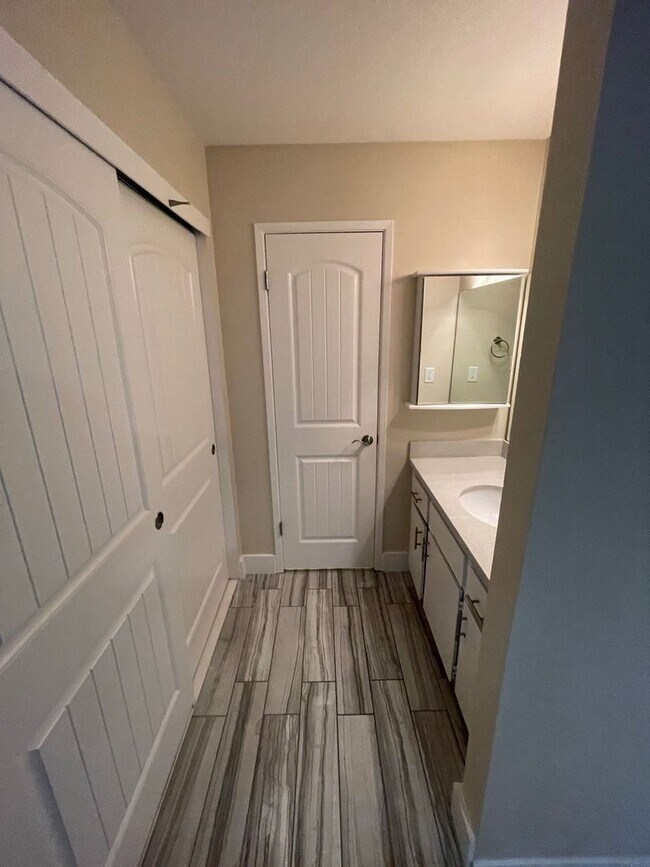 Building Photo - Central Davis Home