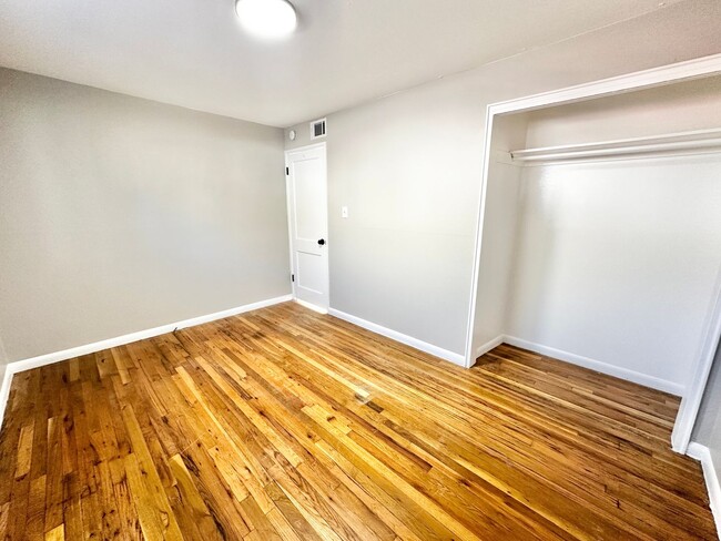 Building Photo - 2 Weeks FREE! Beautiful 2 Bed 1 Bath with ...