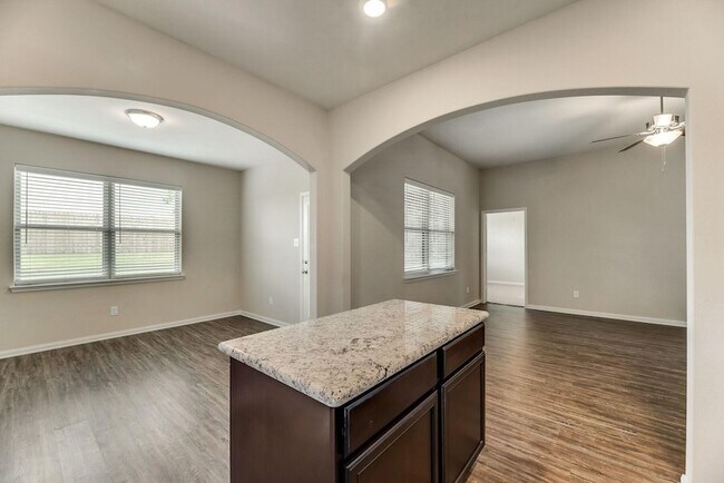 Building Photo - 5500 Persimmon Dr