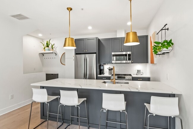 Building Photo - Bi-Level Shaw Condo