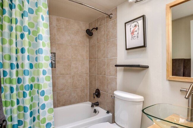 Building Photo - Family-Friendly Oasis in North Palm Springs