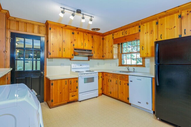 Building Photo - APPLICATIONS PENDING! Gorgeous 3 bed 2 bath home with finished basement/carport in NW Greensboro!...