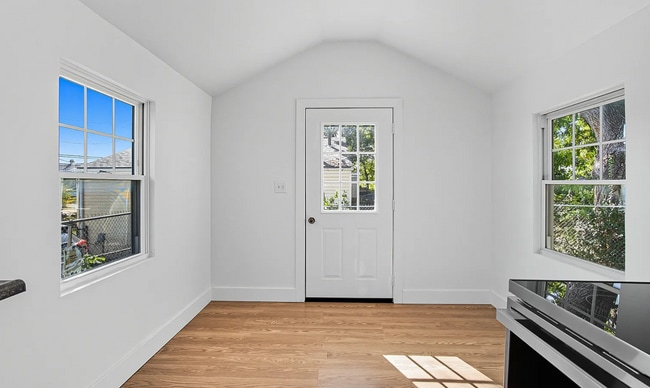 Building Photo - 867 E 12th Ave