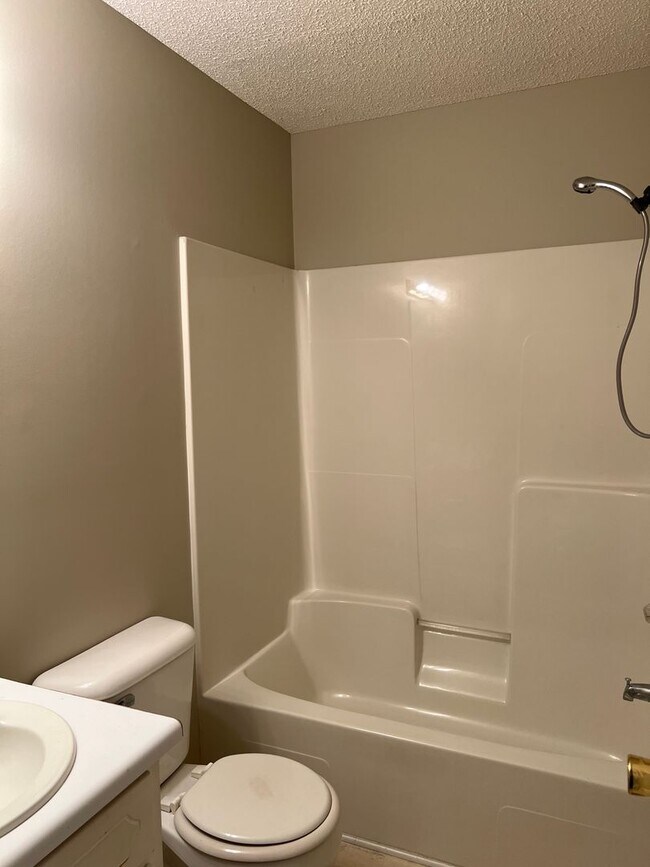Building Photo - Available now-60 Woodfield Pl.