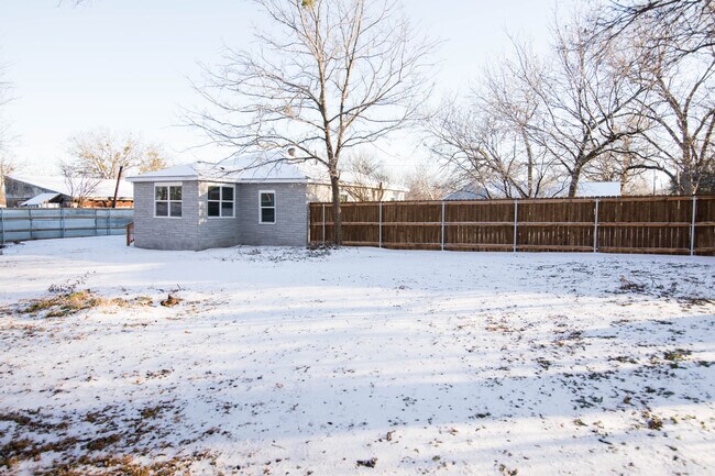 Building Photo - 305 W Sherman St