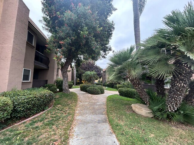 Building Photo - Spacious upper unit ready for immediate mo...