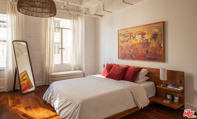 Building Photo - 6253 Hollywood Blvd