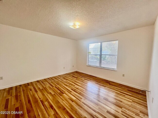 Building Photo - 11 Plainview Dr