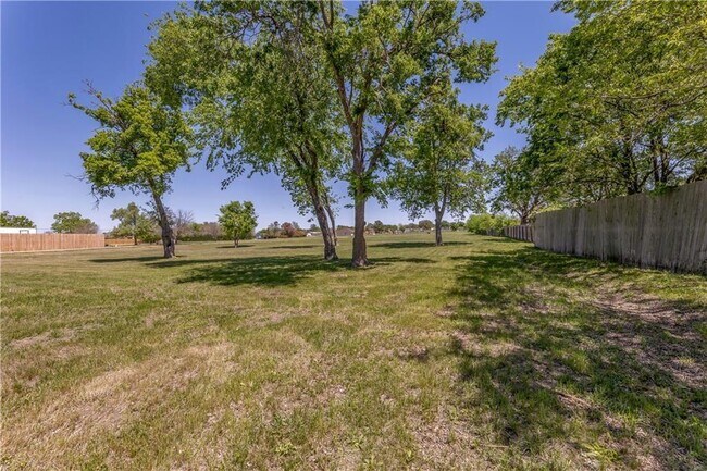 Building Photo - 211 Tate Ln