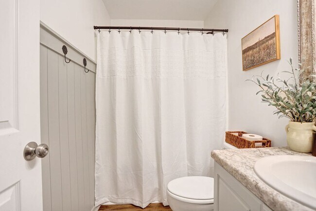 Building Photo - 3 bedroom 2.5 bath with bonus room in Lega...