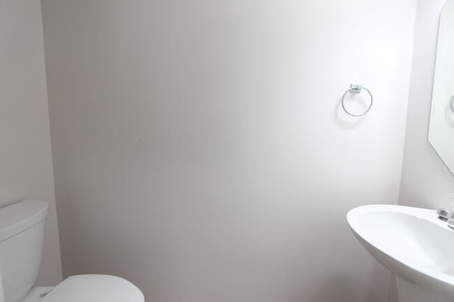 Building Photo - Wonderful and Large 3 Bedroom 2.5 Bath Townhome w/Garage