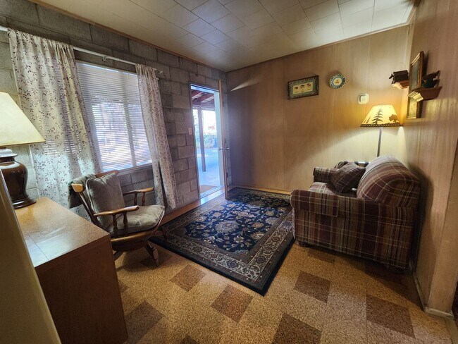 Building Photo - SKI LEASE: Close to Bus Line, Full Kitchen, 2 Living Areas