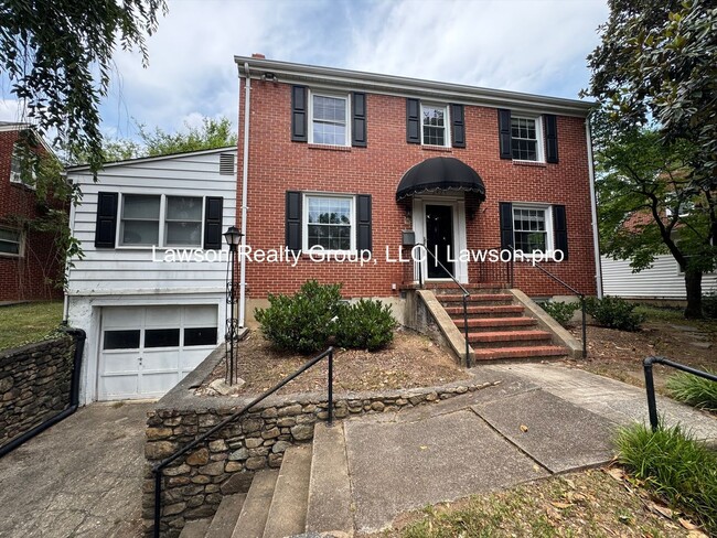 Building Photo - Charming and Updated Home in Raleigh Court with Fenced In Yard, Lawn Care Included!
