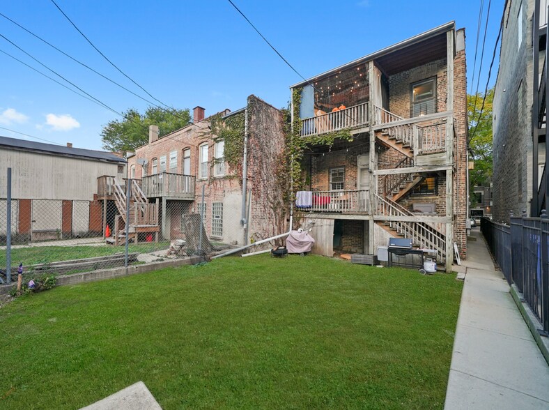 Back yard and deck - 1508 N Artesian Ave