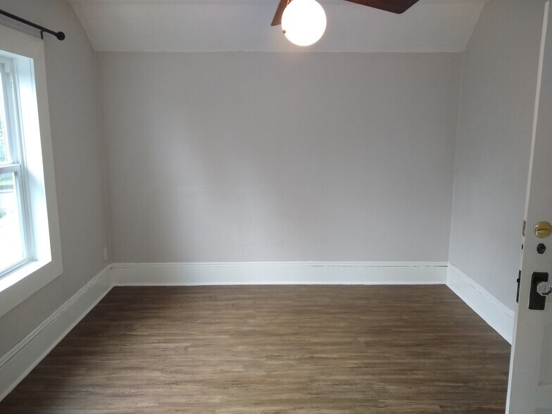 Bedroom #3 East Facing - 3381 SE 10th Ave Unit B